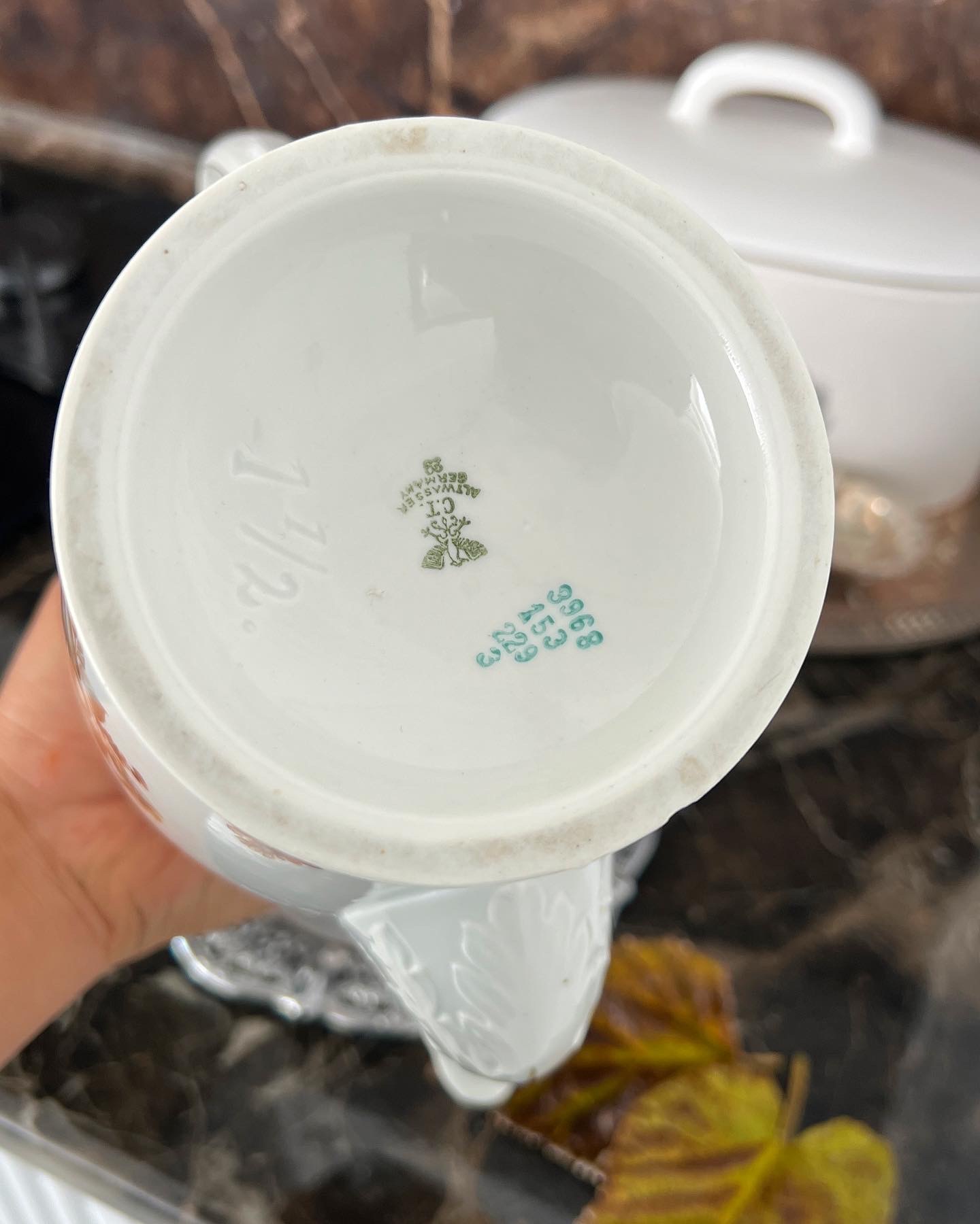 قوری چای و شیر عصرانه